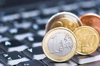Złoty zyskuje do dolara i traci do euro