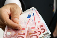 Złoty mocniejszy w ramach konsolidacji, inwestorzy śledzą zachowanie dolara