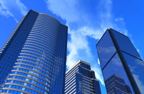 Płatności telefonem i zegarkiem: czy to naprawdę bezpieczne i jak się dobrze zabezpieczyć