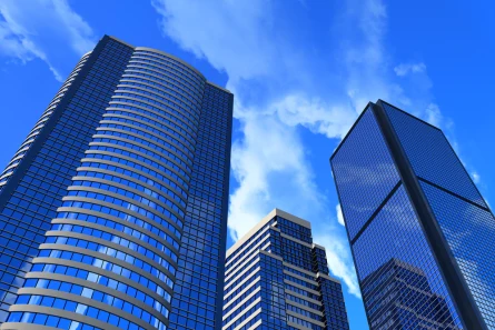 Płatności telefonem i zegarkiem: czy to naprawdę bezpieczne i jak się dobrze zabezpieczyć