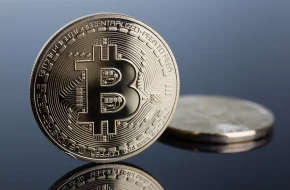 Bitcoin broni poziomu 90 000 USD, a altcoiny liczą straty