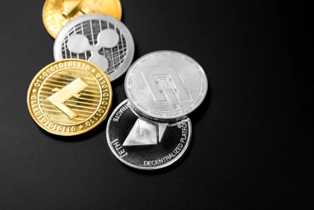 Altcoiny pod lupą: Uniswap szykuje v4, Polkadot przyspiesza, XRP czeka na finał