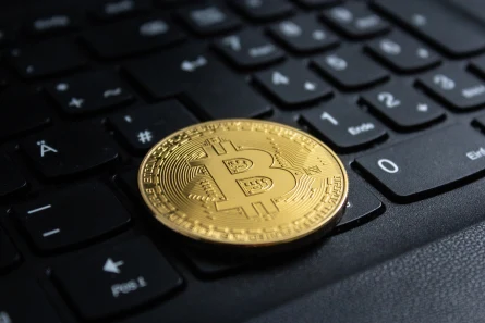 Bitcoin kręci się pod 120 000 $, ETH walczy o 3 600 $ – kto rozdaje karty na rynku krypto?