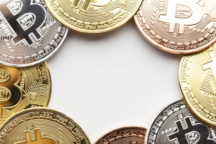 Ethereum traci 5 procent w środę, Bitcoin spada do 121 tysięcy dolarów