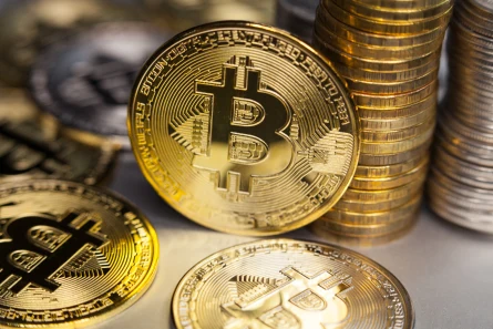 Poniedziałkowa ulga na krypto: bitcoin wraca nad 113–114 000 $, XRP szaleje