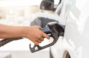 Ropa Brent a ceny na stacjach paliw: z jakim opóźnieniem reagują paliwa?