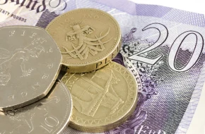 Nerwowy koniec marca na rynku walut. Dolar i frank znów uciekają złotemu