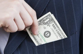 Złotówka w trybie czuwania: USD, CHF i GBP testują granice, a NOK śledzi ropę