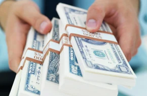 Poniedziałek na rynku walut: złotówka rozpoczyna tydzień w cieniu globalnych napięć