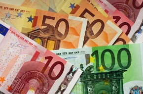 Euro oraz giełdy tracą po piątkowych wskaźnikach PMI