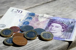 Funt blisko 5 złotych — najdrożej od lat. Dlaczego brytyjska waluta tak drożeje?