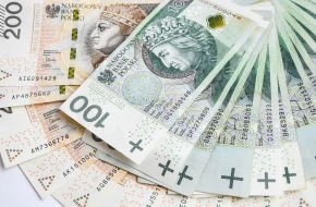 Złoty lekko słabszy, choć dolar globalnie stoi w miejscu. Euro wraca nad 4,30 zł