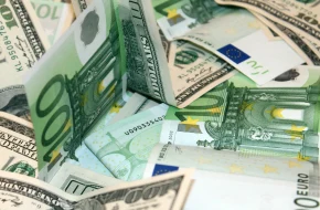 Euro celuje poniżej 3,70 zł
