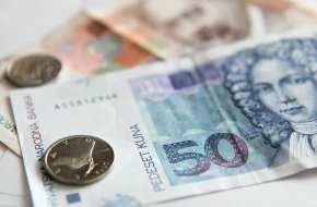 Poranek na rynku złotego: kursy stabilne, zmienność niska, czekamy na sygnały z USA