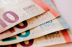 Umocnienie euro względem dolara dzięki pogłoskom rynkowym