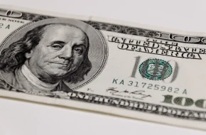 Dolar testuje 3,75 zł. USD/PLN rośnie o 0,58%, złoty zaczyna tydzień pod presją