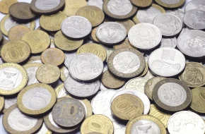 Wciąż bardziej dolar niż euro