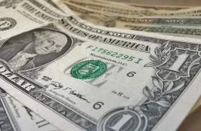 Dolar prawie 2% droższy w tydzień. Złoty stabilizuje się po decyzji Fed