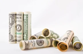 Rynek złotego na starcie tygodnia: dolar amerykański, funt brytyjski i frank w jednym kadrze