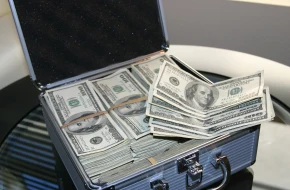 Kursy walut 24 lutego: Frank drożeje, a dolar w chaosie prawnym