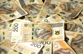 Silny złoty: tańsze wakacje, trudniejszy eksport. Kto zyskuje, a kto płaci?