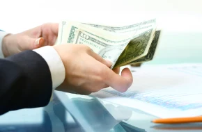Kursy walut 7 maja: dolar niżej, złoty stabilny, rynek gra pod deeskalację