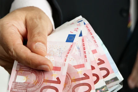 Złoty w słabszej formie przy niskim eurodolarze