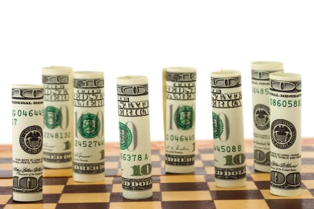 Polski złoty w piątkowy poranek 22 sierpnia 2025: Decyzje po danych z USA