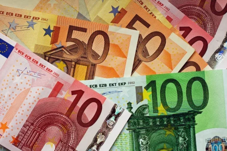 Poranny kurs walut: USD i GBP mocniejsze, złoty trzyma się przy EUR i CHF
