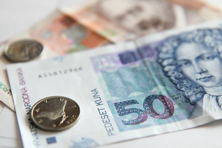 Poranek na rynku złotego: kursy stabilne, zmienność niska, czekamy na sygnały z USA