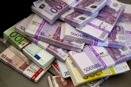 Mocniejszy dolar podbija presję na PLN