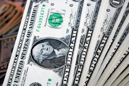 PLN stabilny mimo globalnych napięć – co dalej z kursem dolara?