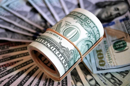 Podtrzymanie presji na PLN, inwestorzy wracają do dolara