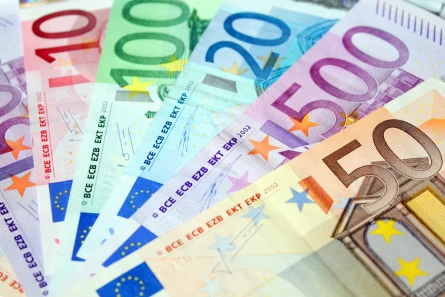 Euro zyskuje do dolara
