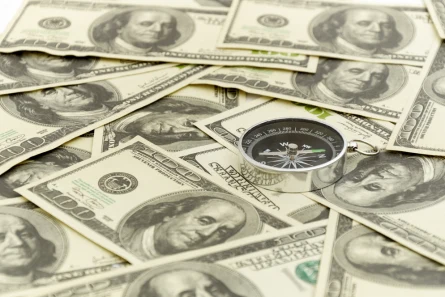 Dolar amerykański drożeje na świecie, lecz złotówka broni pozycji wobec USD