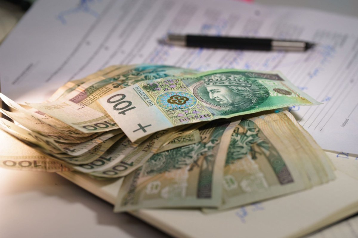 Zarabiasz 10 tys. zł, ale bank widzi mniej. Co obniża zdolność kredytową?