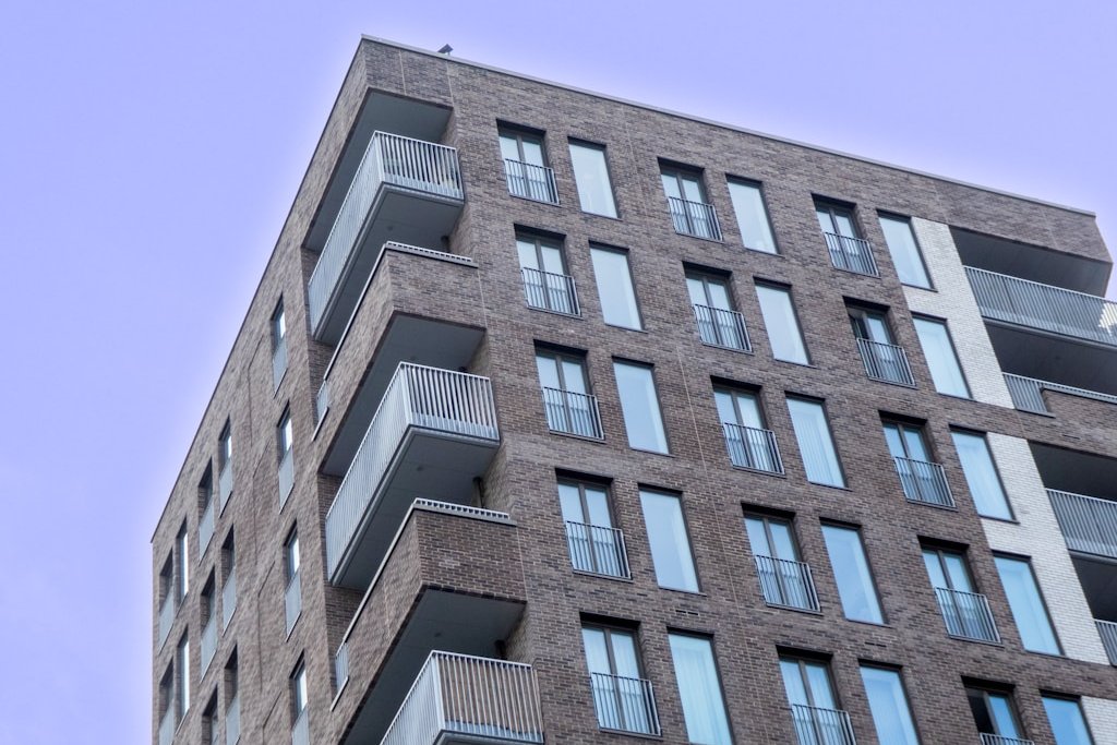 Kiedy warto kupić mieszkanie od dewelopera i dlaczego nie warto inwestować na rynku wtórnym?