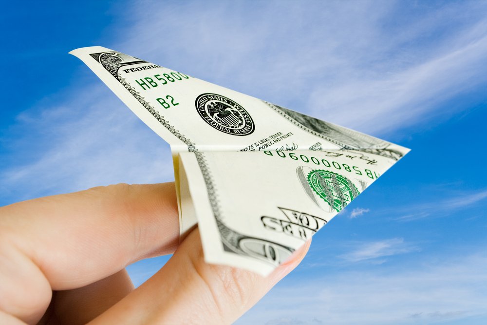 Dolar umacnia się przed danymi z rynku pracy