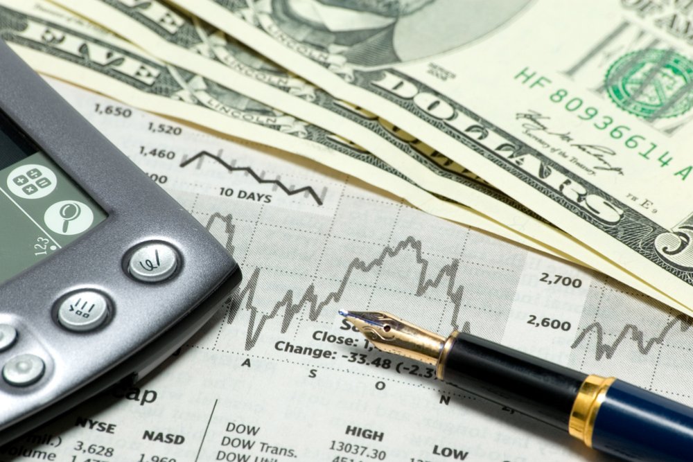 Dolar rozpoczyna tydzień od nieznacznej korekty