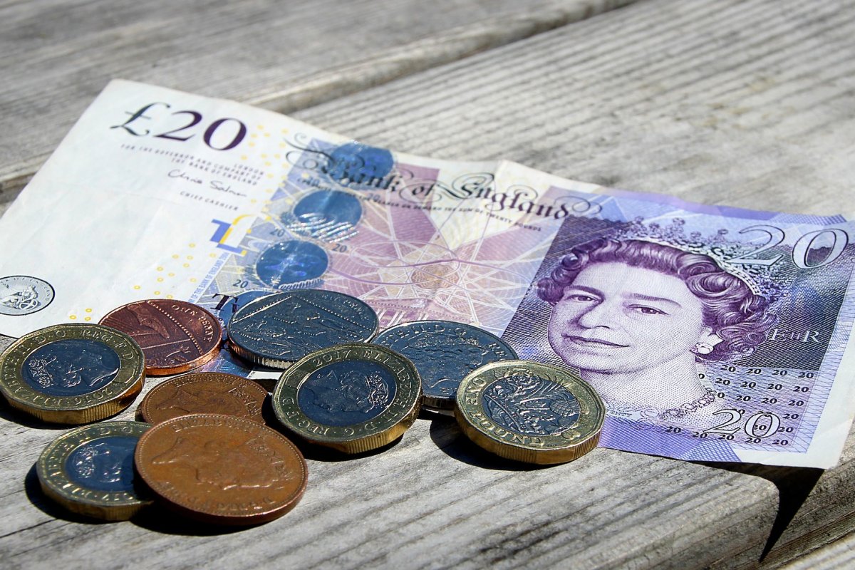 Złoty zyskał po 5 gr do dolara i euro