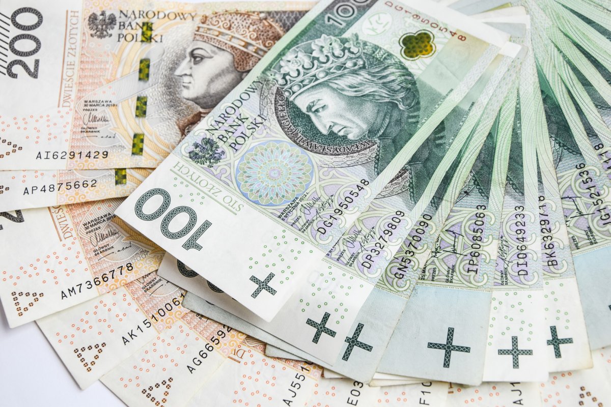 Złoty lekko słabszy, choć dolar globalnie stoi w miejscu. Euro wraca nad 4,30 zł