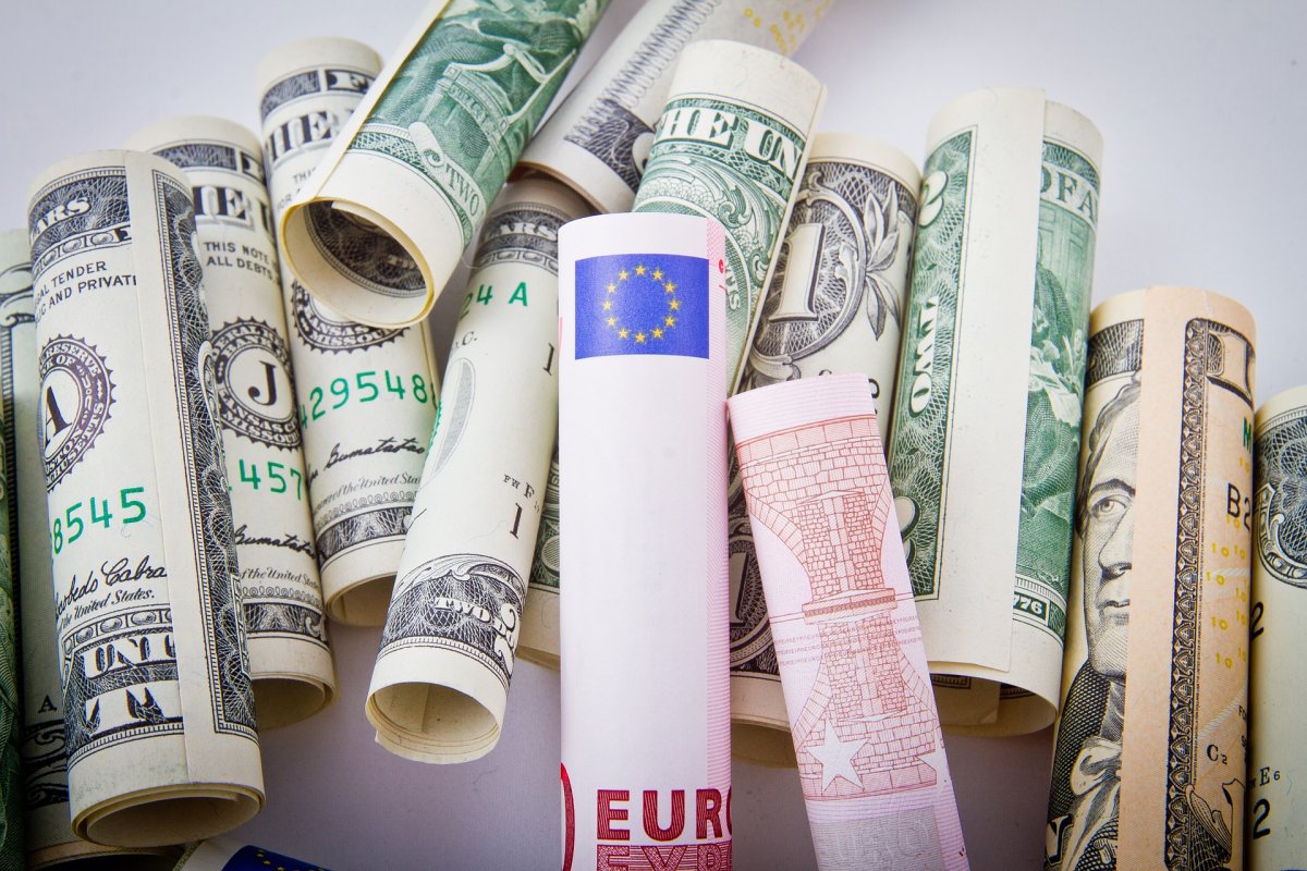 Złoty czeka na Jackson Hole. Dolar po 3,72 zł, euro powyżej 4,33 zł przed wystąpieniem Warsha