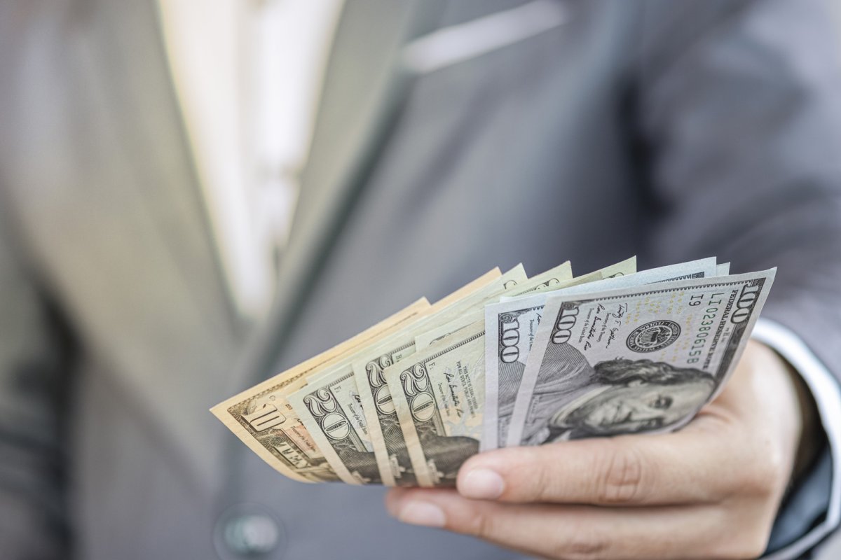 Złoty odreagowuje piątkowe umocnienie