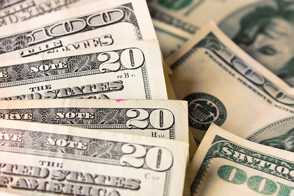 Złoty traci do dolara i stabilizuje się do euro