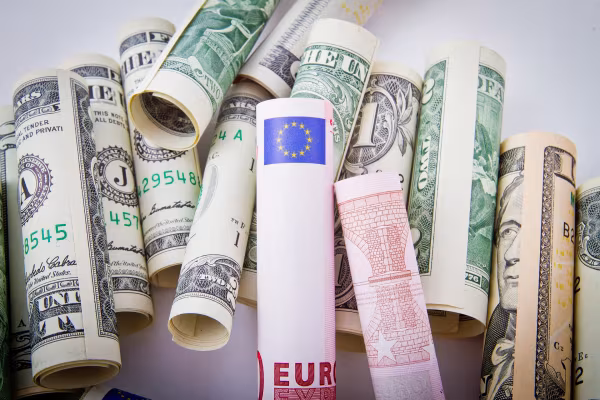 Złoty czeka na Jackson Hole. Dolar po 3,72 zł, euro powyżej 4,33 zł przed wystąpieniem Warsha