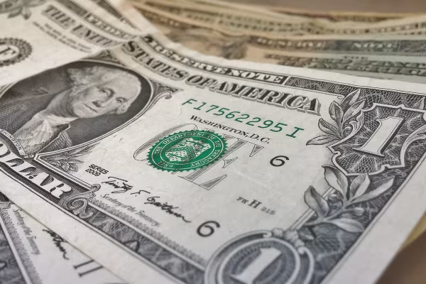 Dolar prawie 2% droższy w tydzień. Złoty stabilizuje się po decyzji Fed