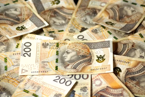 Silny złoty: tańsze wakacje, trudniejszy eksport. Kto zyskuje, a kto płaci?